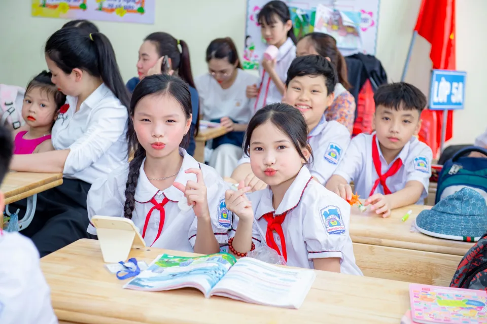 Giáo viên đang giảng bài